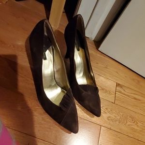 Daisy Fuentes Brown suede pumps